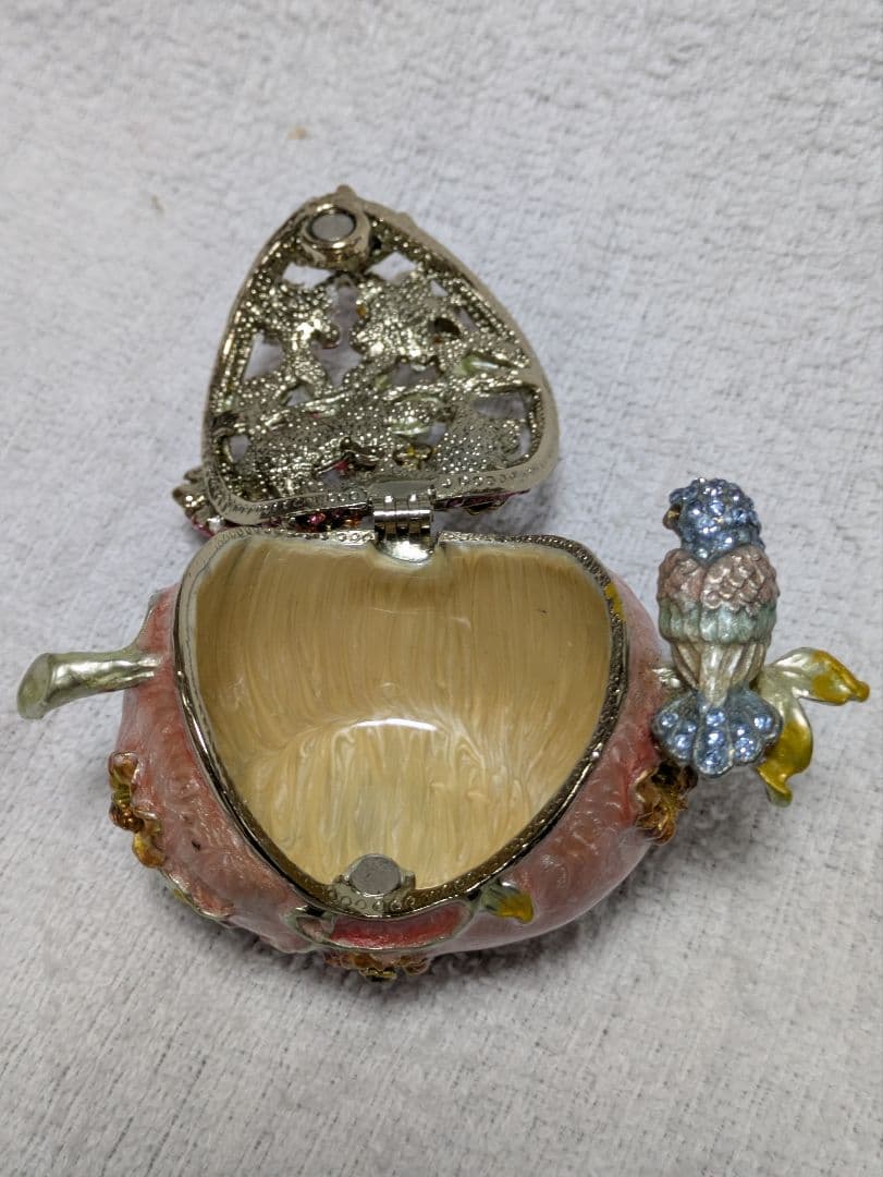 ピンクの花と鳥のハート型小物入れ