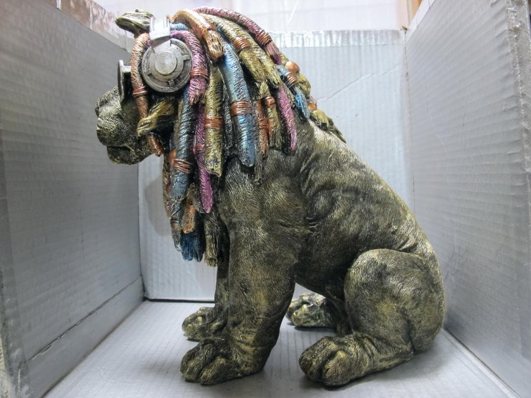 ユニークなライオンの彫刻 サングラス付き