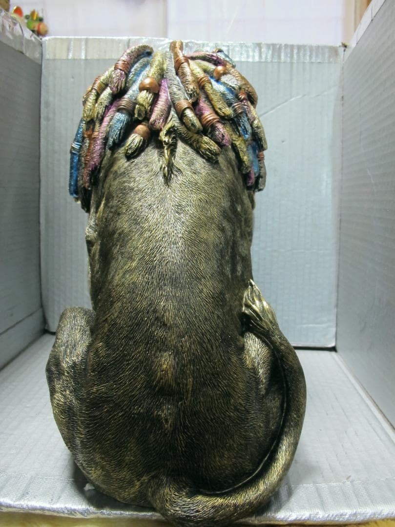 ユニークなライオンの彫刻 サングラス付き