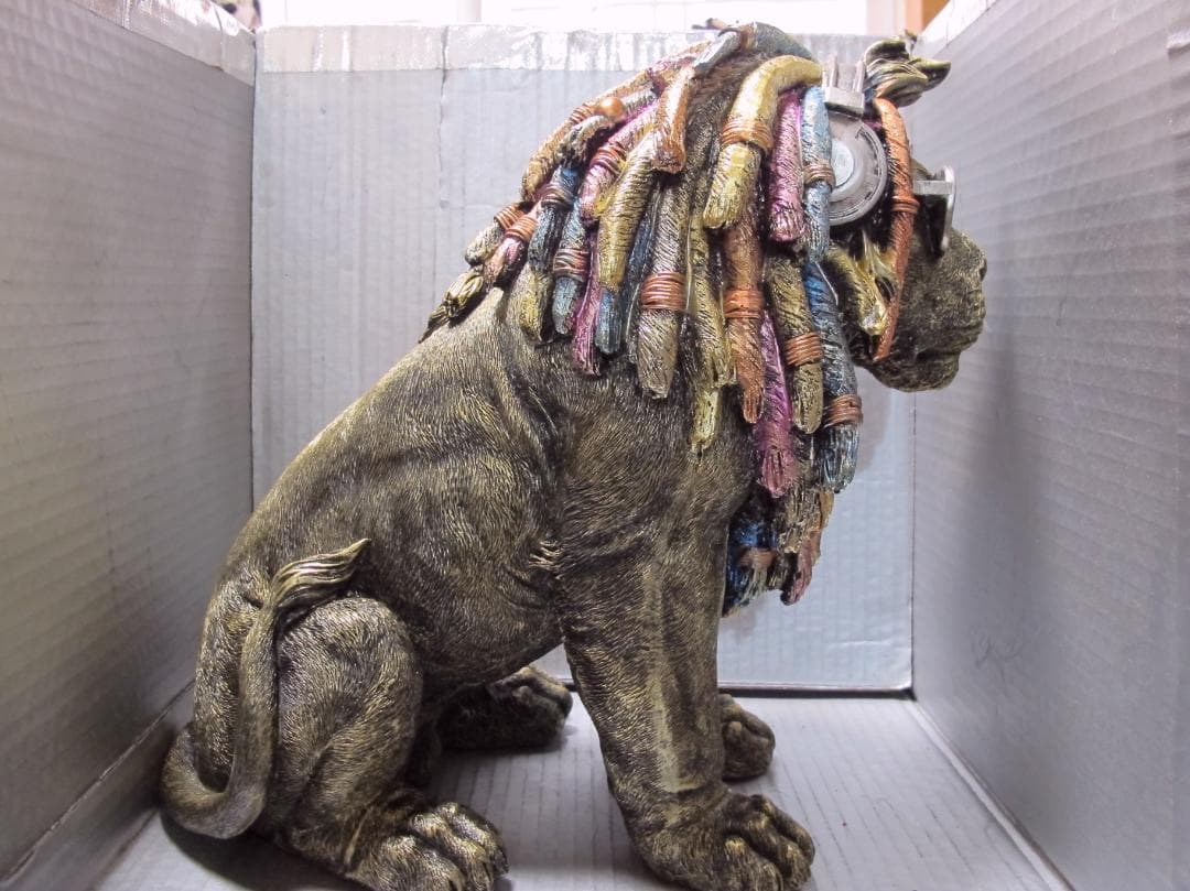 ユニークなライオンの彫刻 サングラス付き