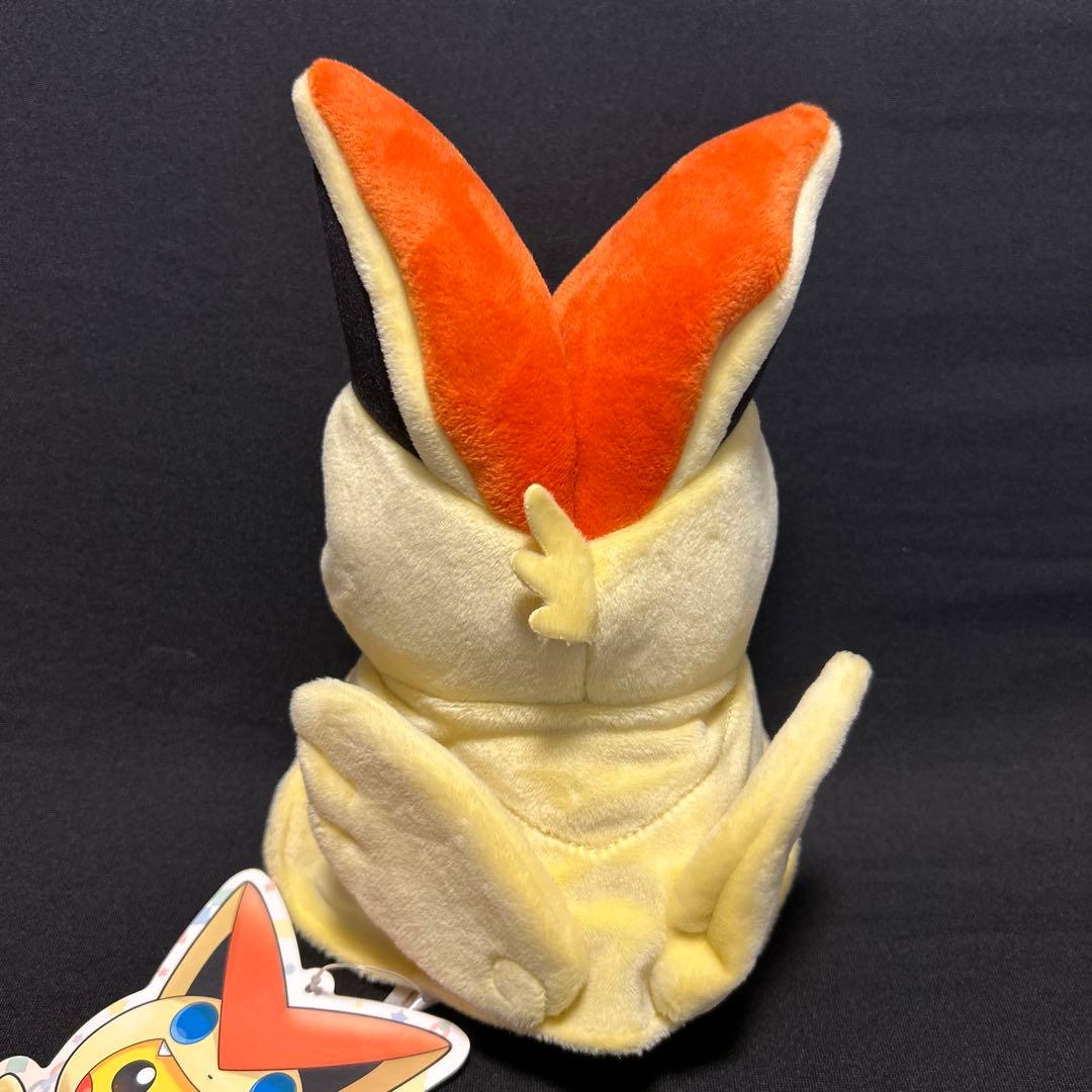 【新品タグ付き】ポケモン ビクティニのポンチョを着たピカチュウ ぬいぐるみ