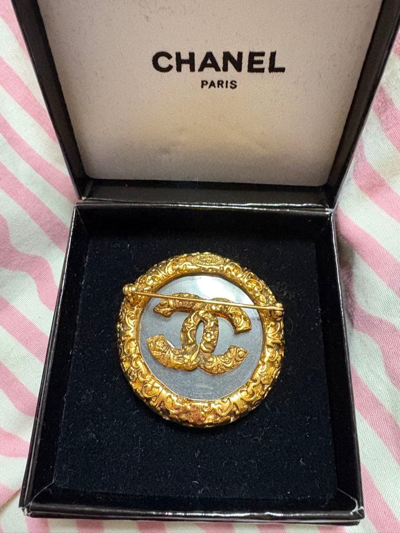 シャネルブローチです。