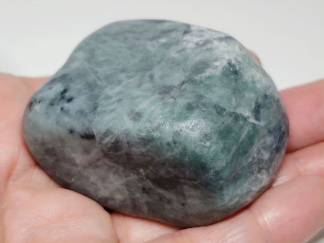 糸魚川137 翡翠 213g ヒスイ 原石 鑑賞石 自然石 誕生石 鉱物 鉱石