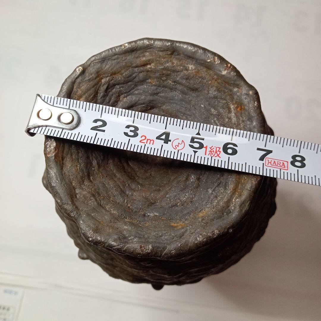 黒色の細長い金属瓶