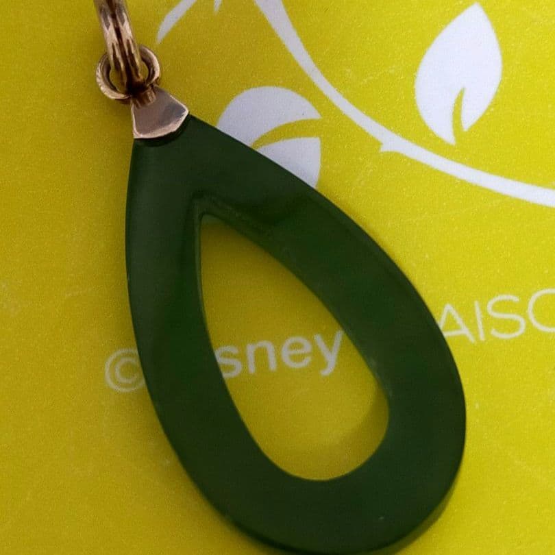 14K 刻印　翡翠？玉石？　緑色のジェイドドロップ型ペンダント