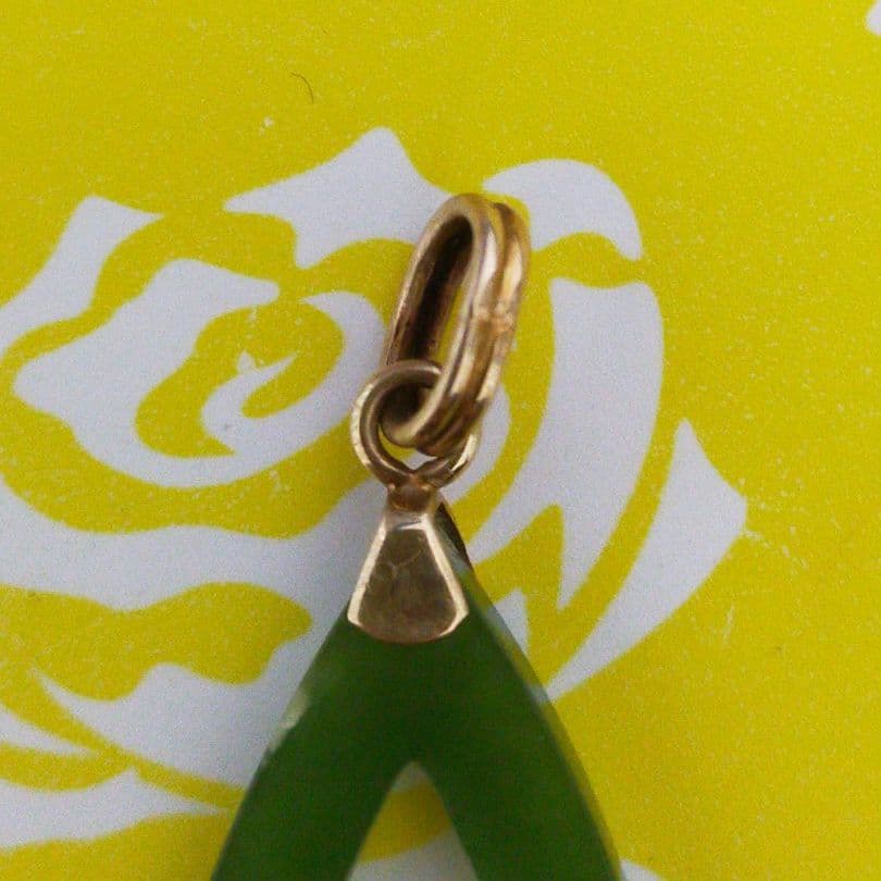 14K 刻印　翡翠？玉石？　緑色のジェイドドロップ型ペンダント