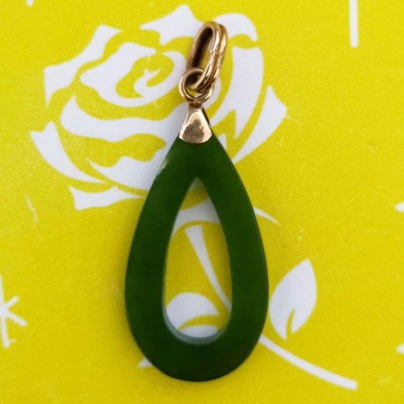 14K 刻印　翡翠？玉石？　緑色のジェイドドロップ型ペンダント