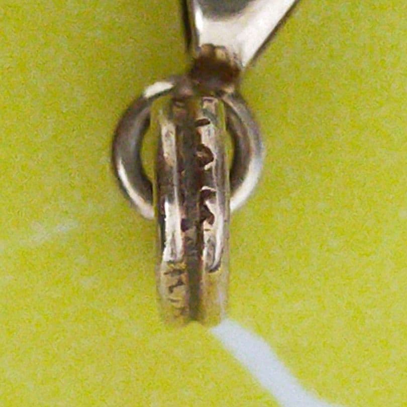 14K 刻印　翡翠？玉石？　緑色のジェイドドロップ型ペンダント