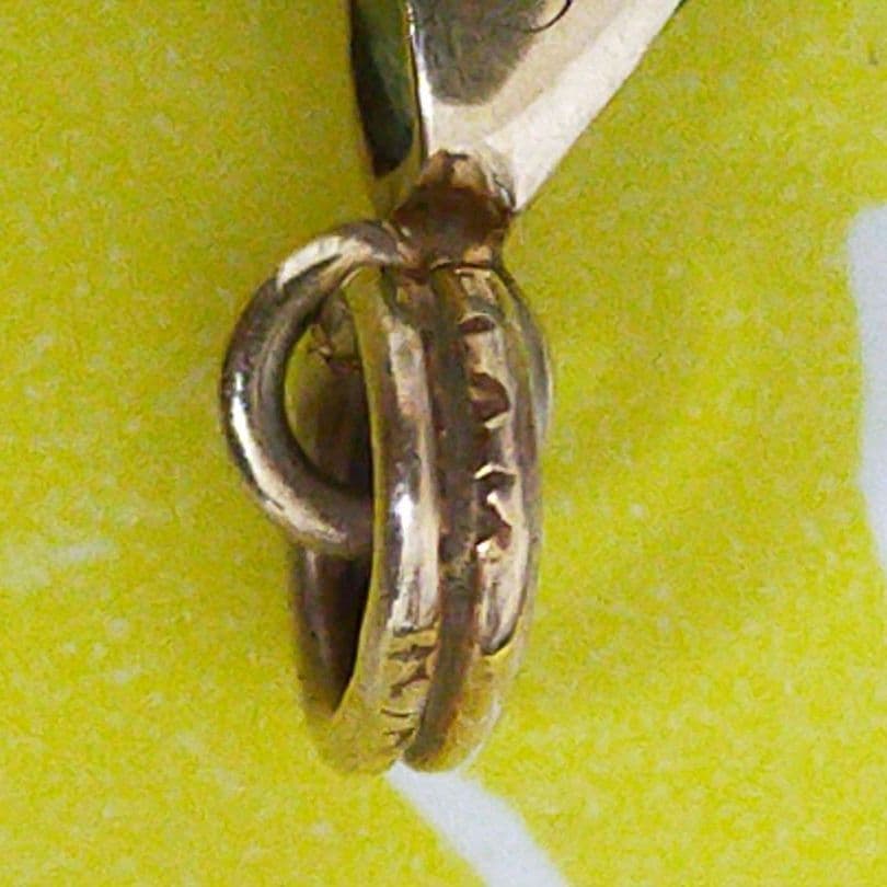 14K 刻印　翡翠？玉石？　緑色のジェイドドロップ型ペンダント