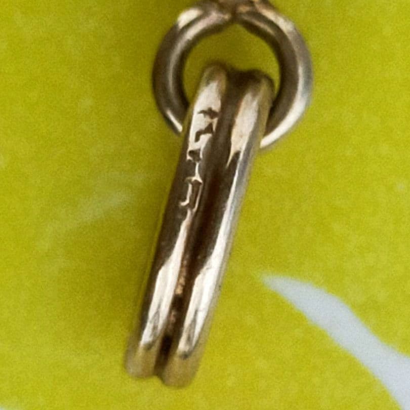 14K 刻印　翡翠？玉石？　緑色のジェイドドロップ型ペンダント