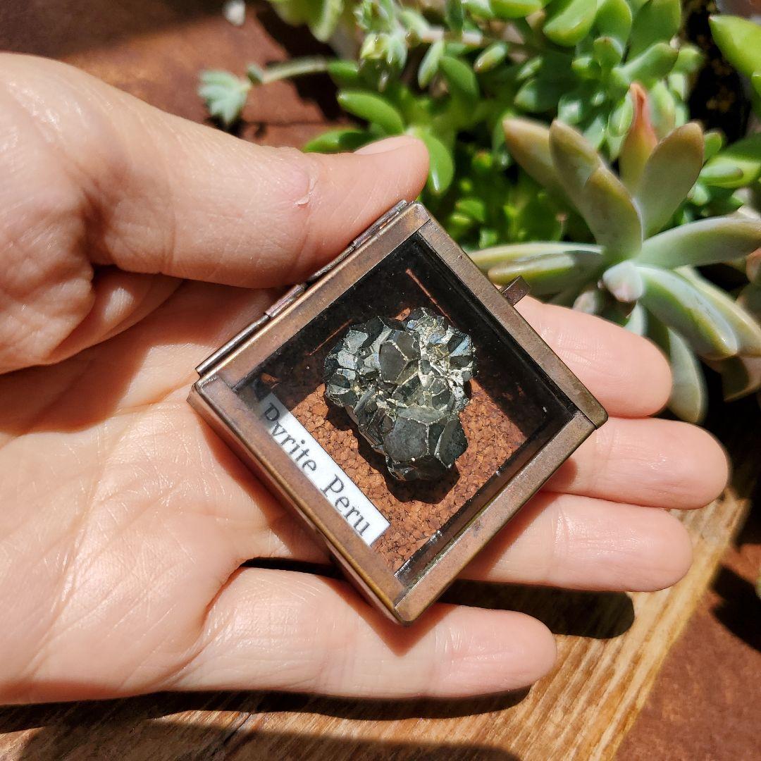 パイライト標本箱ペンダント　ペルー産　鉱物標本ペンダント