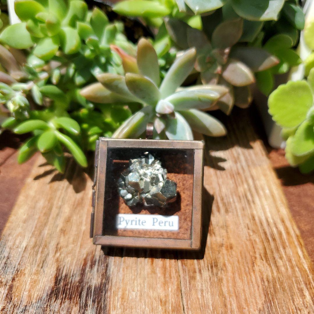 パイライト標本箱ペンダント　ペルー産　鉱物標本ペンダント