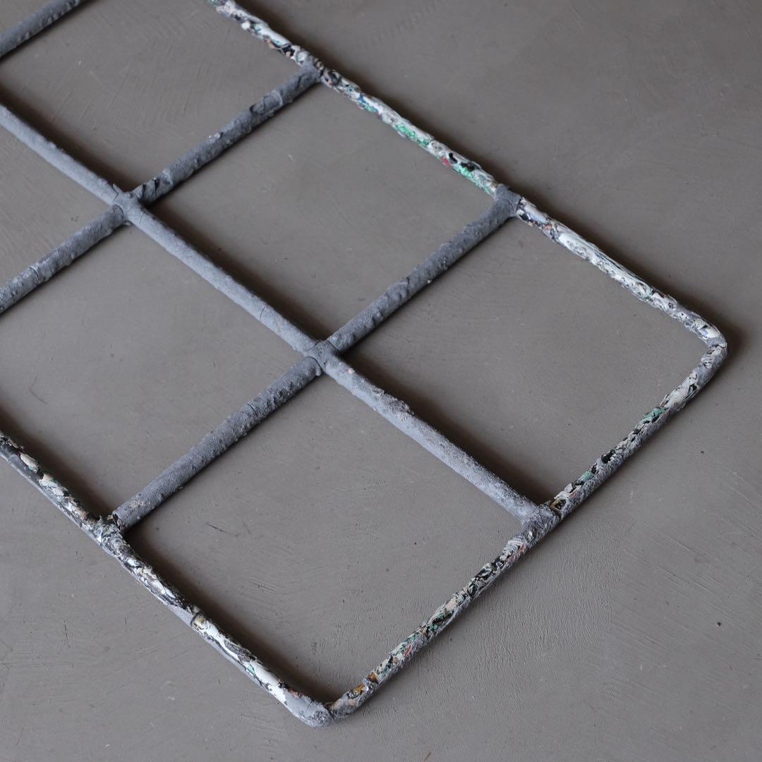 ペンキのついた鉄格子　壁掛け オブジェ アート 美術 芸術 ヴィンテージ 古道具