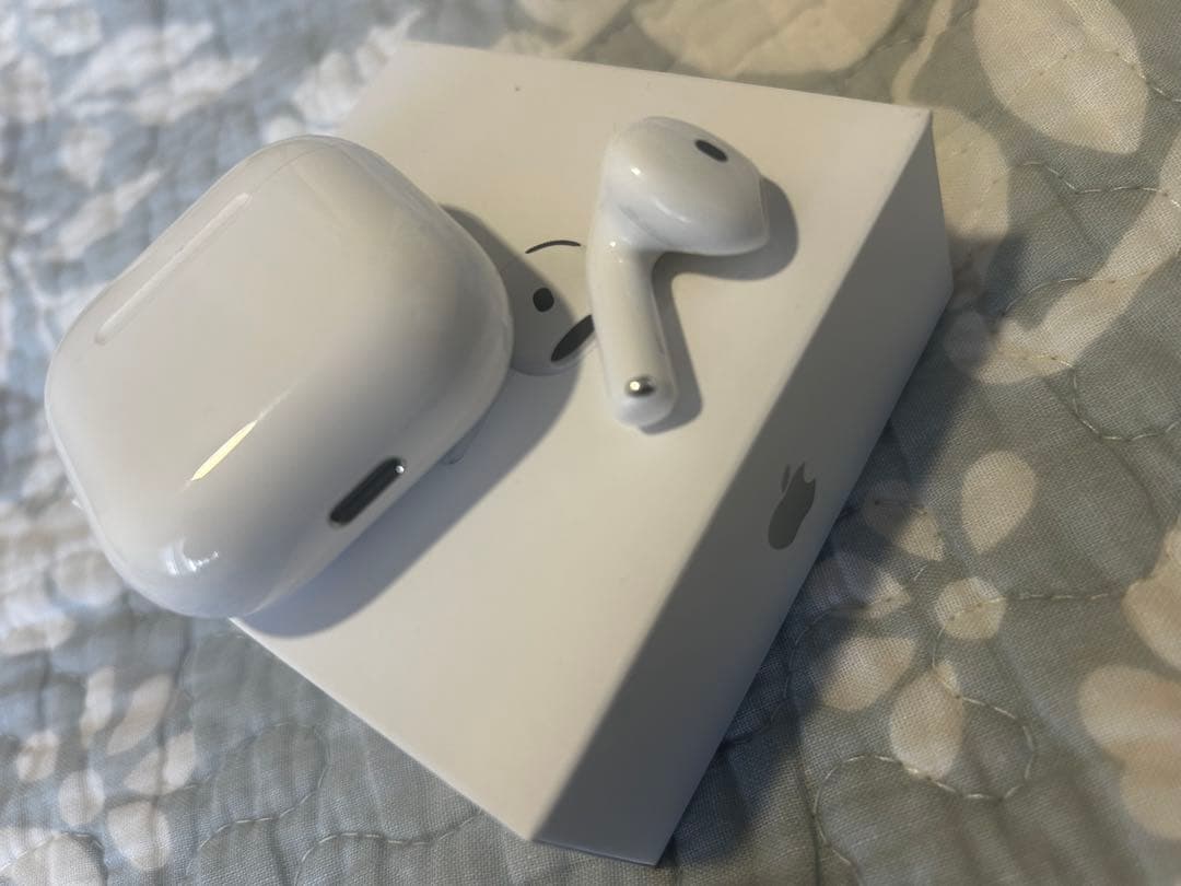 airpods4 本体左と充電ケース
