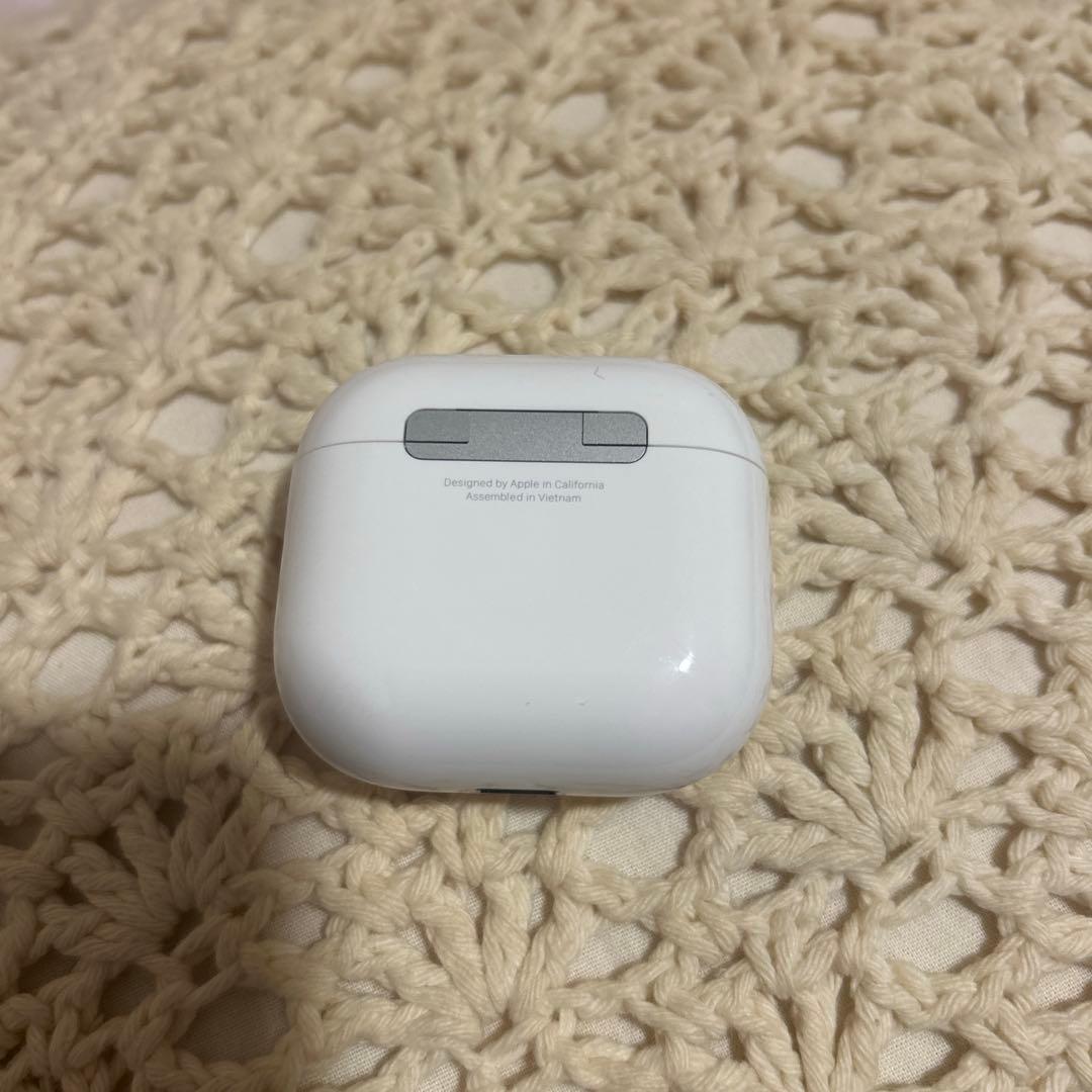 airpods4 本体左と充電ケース