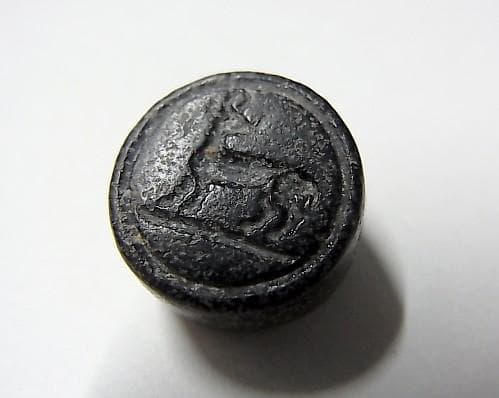 ★T0504★ 古代石 (218) 印章石　巨眼人物　鹿文様　磁石に付きます