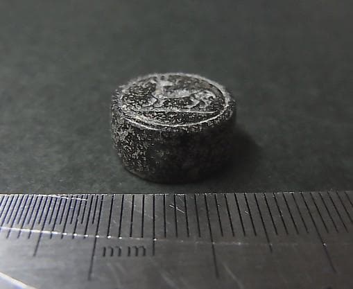 ★T0504★ 古代石 (218) 印章石　巨眼人物　鹿文様　磁石に付きます