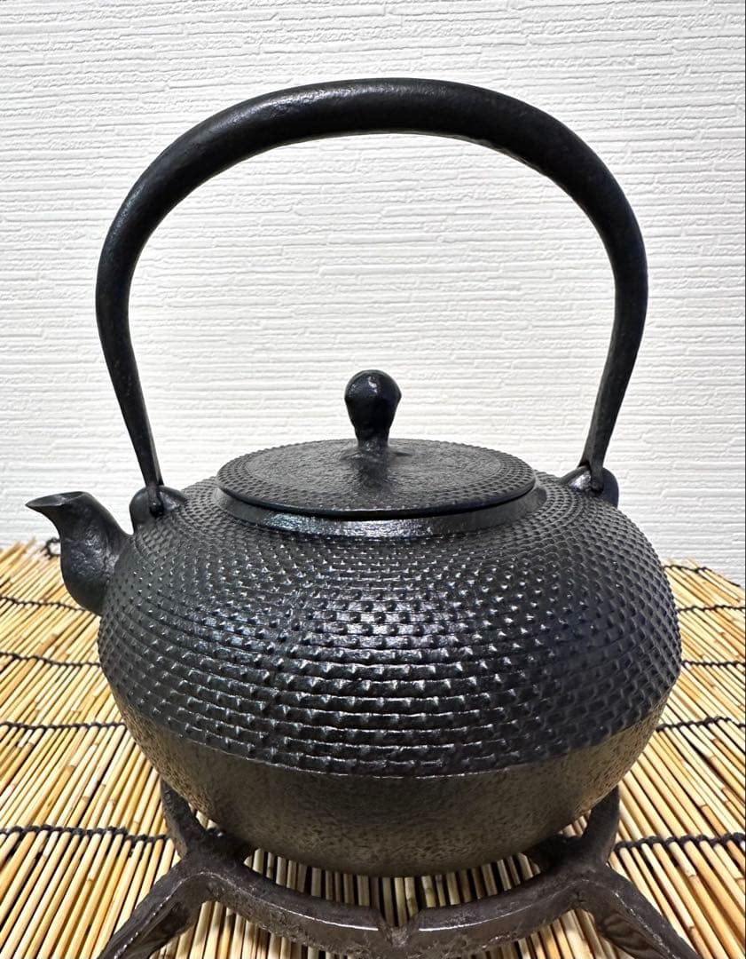 未使用品、供箱付 南部虎山工房前田知行造　１２型　南部鉄瓶　南部鉄器　鉄瓶