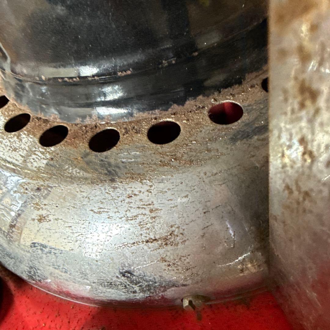 昭和レトロ　古いストーブ　円形　赤×ベージュ　旧家　山小屋　養蚕　暖房に