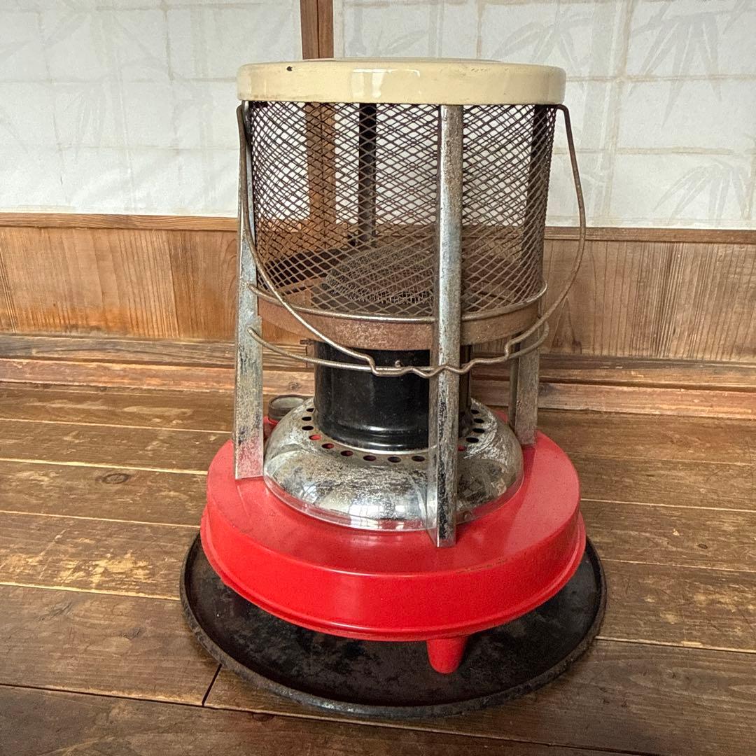 昭和レトロ　古いストーブ　円形　赤×ベージュ　旧家　山小屋　養蚕　暖房に