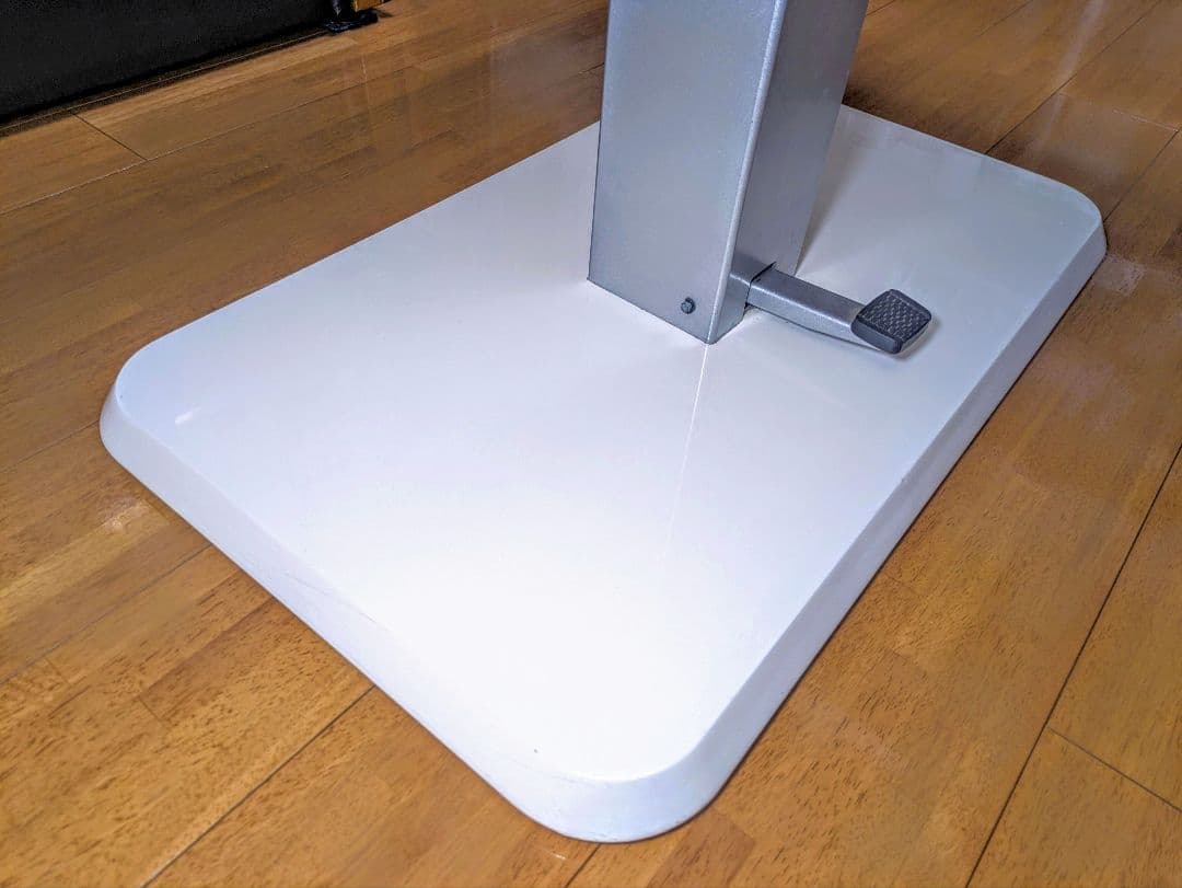 ニトリ！高さ調整可能なホワイトダイニングテーブル鏡面