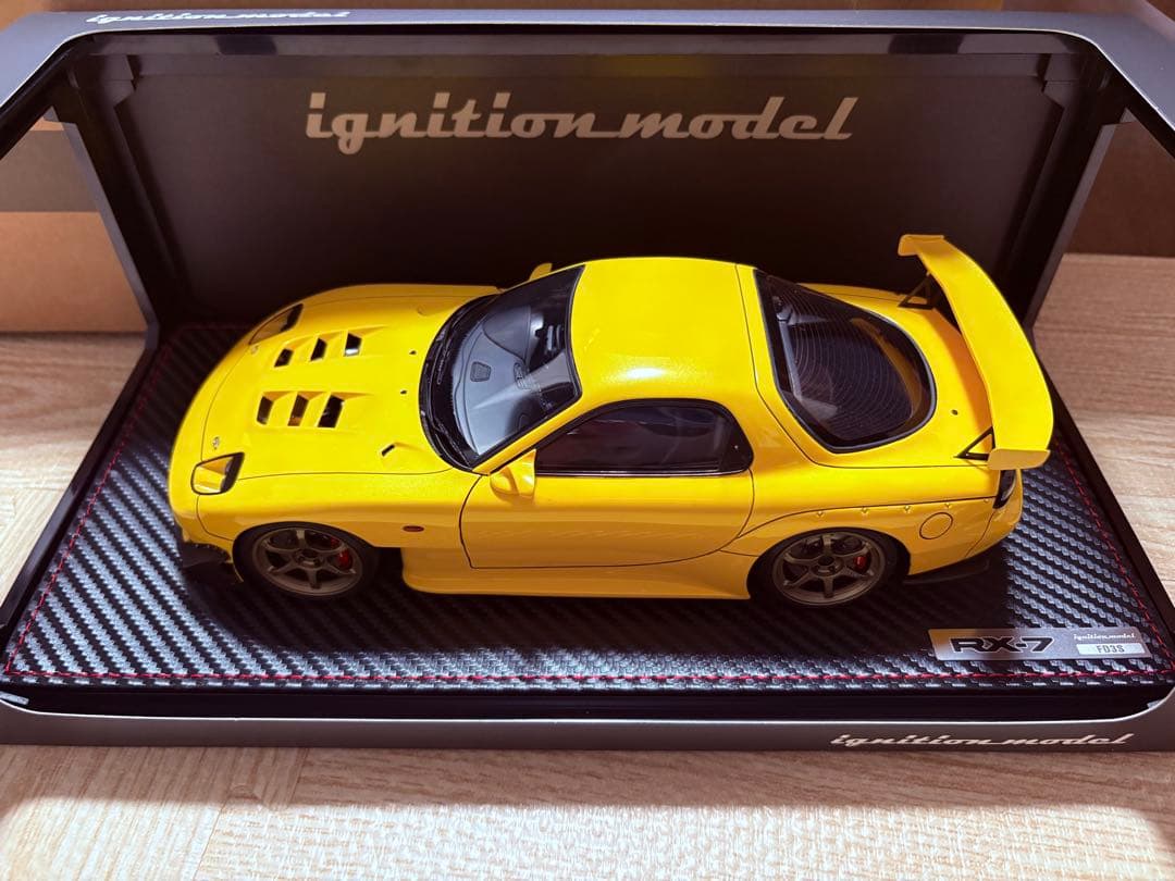 Mazda RX-7 イエロー 1/18 スケール　ignition model