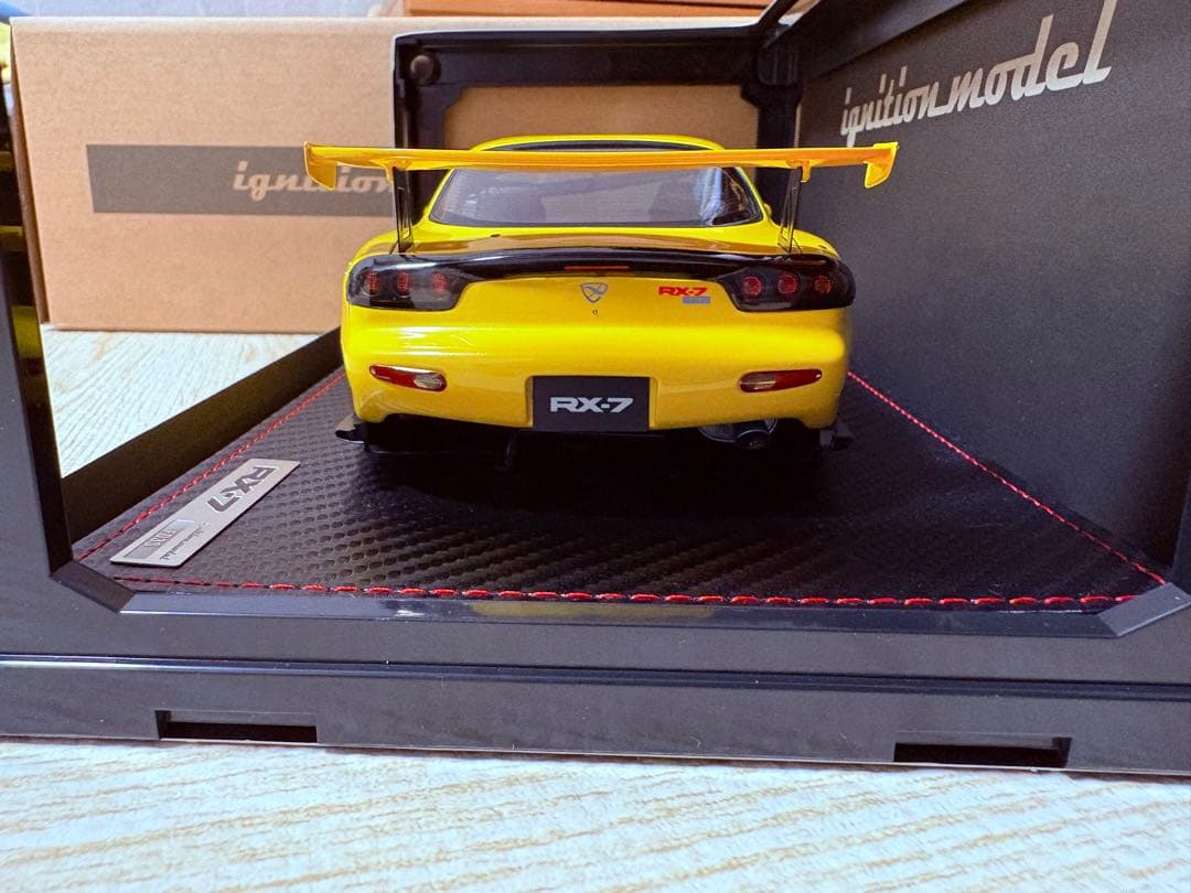Mazda RX-7 イエロー 1/18 スケール　ignition model