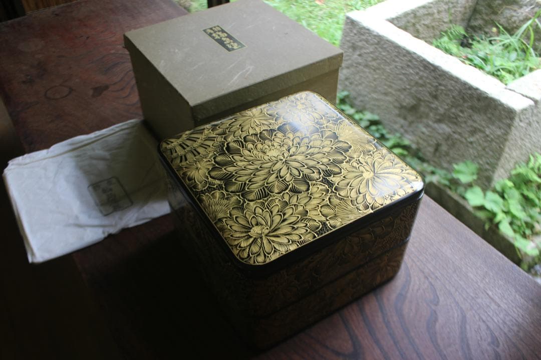 極小保管キズ有！端正な内朱黒漆に優美な菊沈金の映える輪島塗二段重（検重箱お重重箱