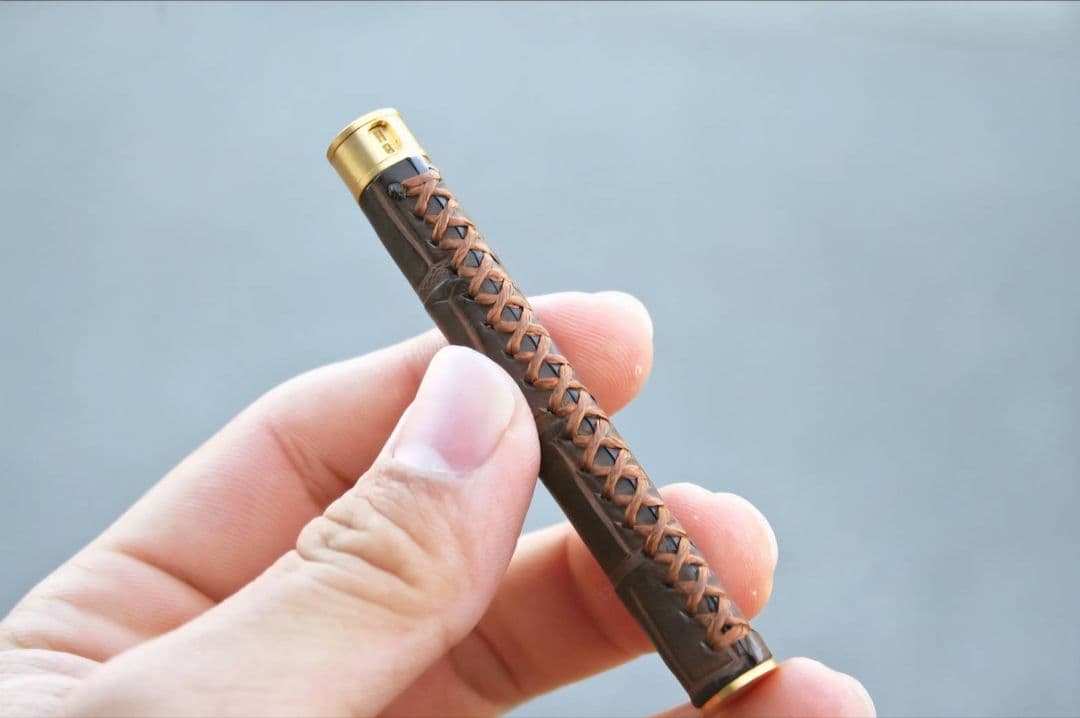 Schicksal 硬度表示窓付き 革軸芯ケース クロコダイルダークブラウン