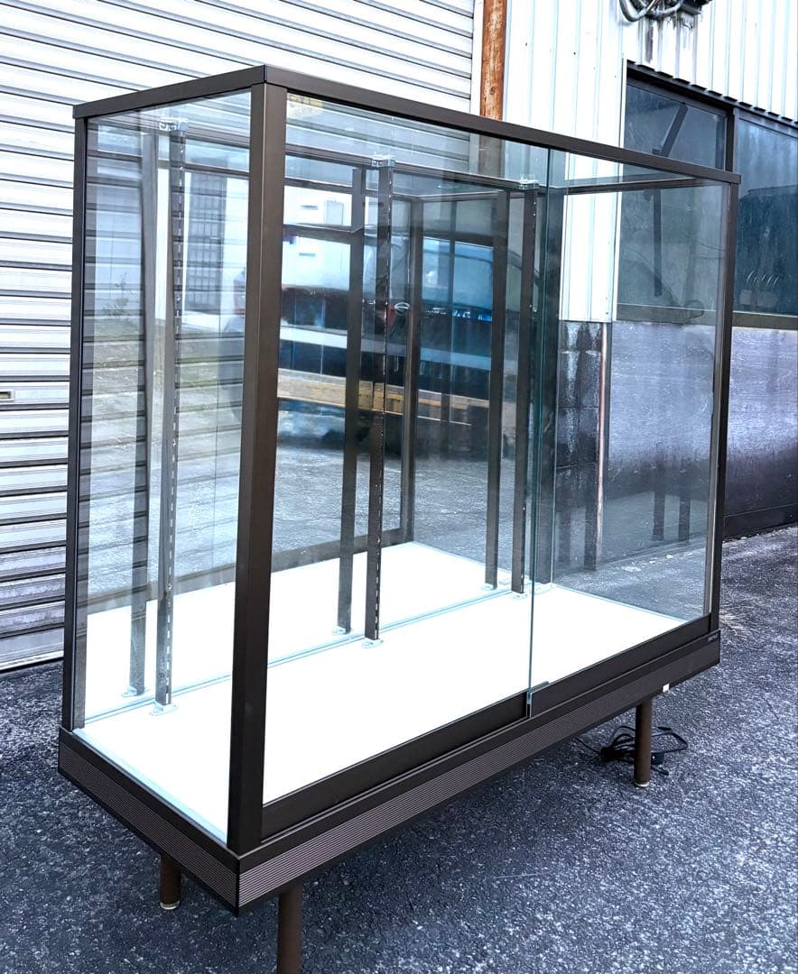 【美品】珍しいブラウン枠・ガラスショーケース・中にコンセントあり！棚板3枚！