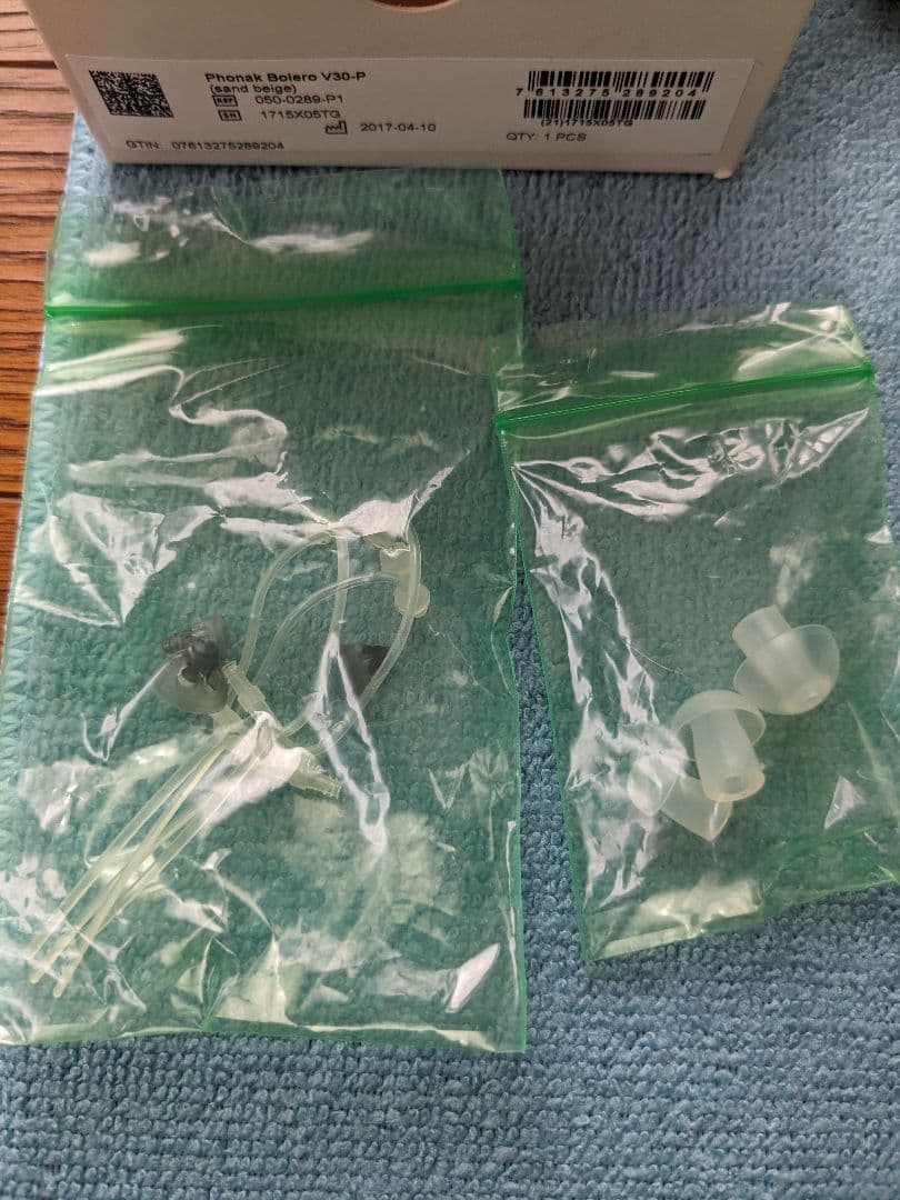 集音器　補聴器 耳掛け型 　ケース　イヤホン予備　電池付き