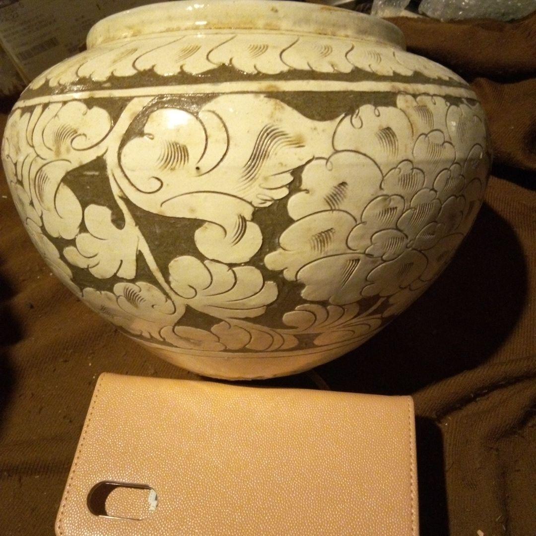 中国陶磁器　磁州窯　浮き彫り壺