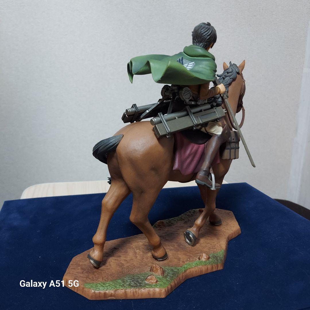 進撃の巨人　エレン リヴァイ 騎馬フィギュア　2体