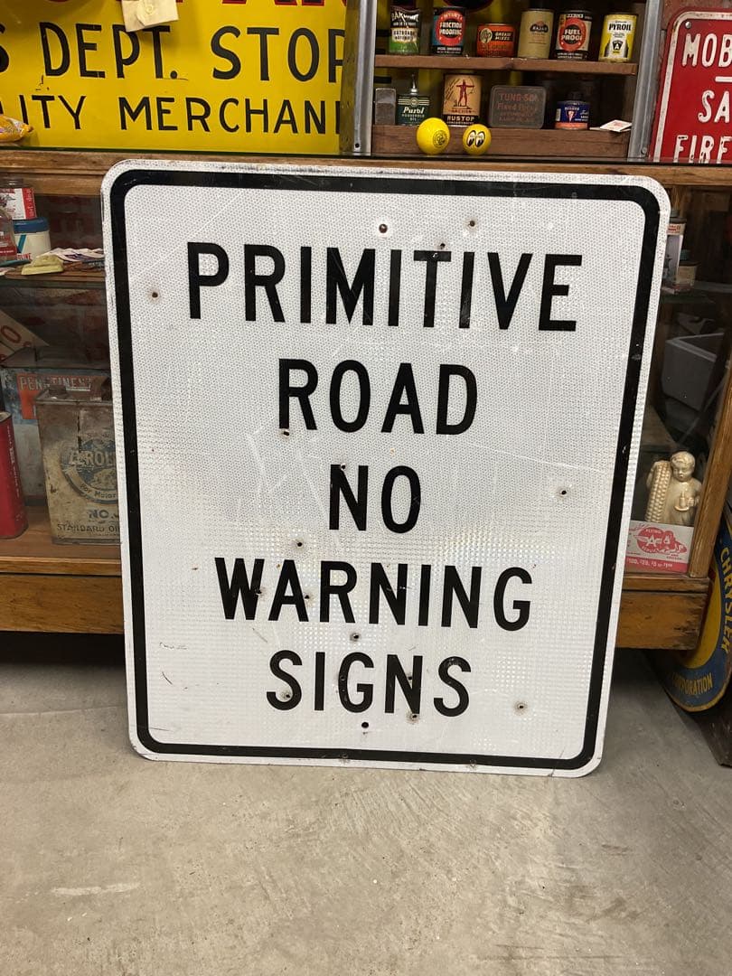 USA ストリート看板　15箇所弾痕