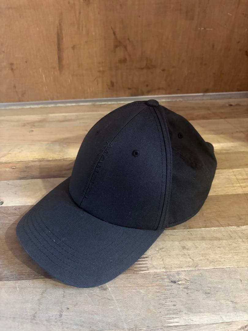 MONCLER ブラックキャップ　縦ロゴ刺繍