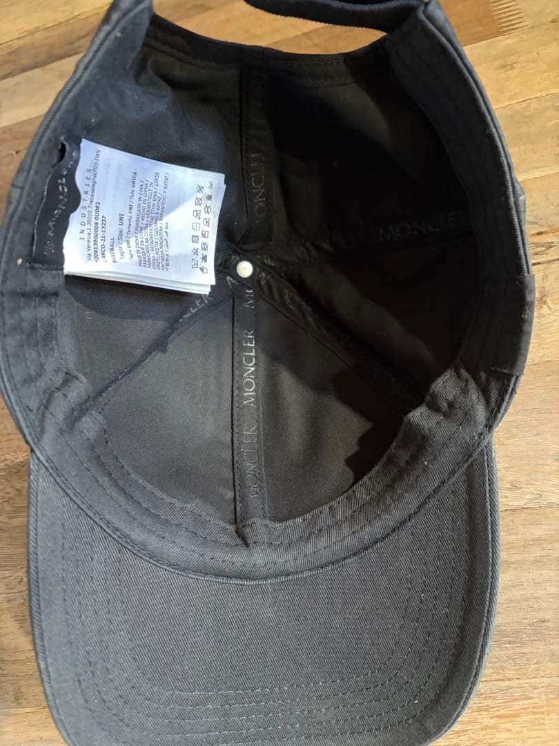MONCLER ブラックキャップ　縦ロゴ刺繍