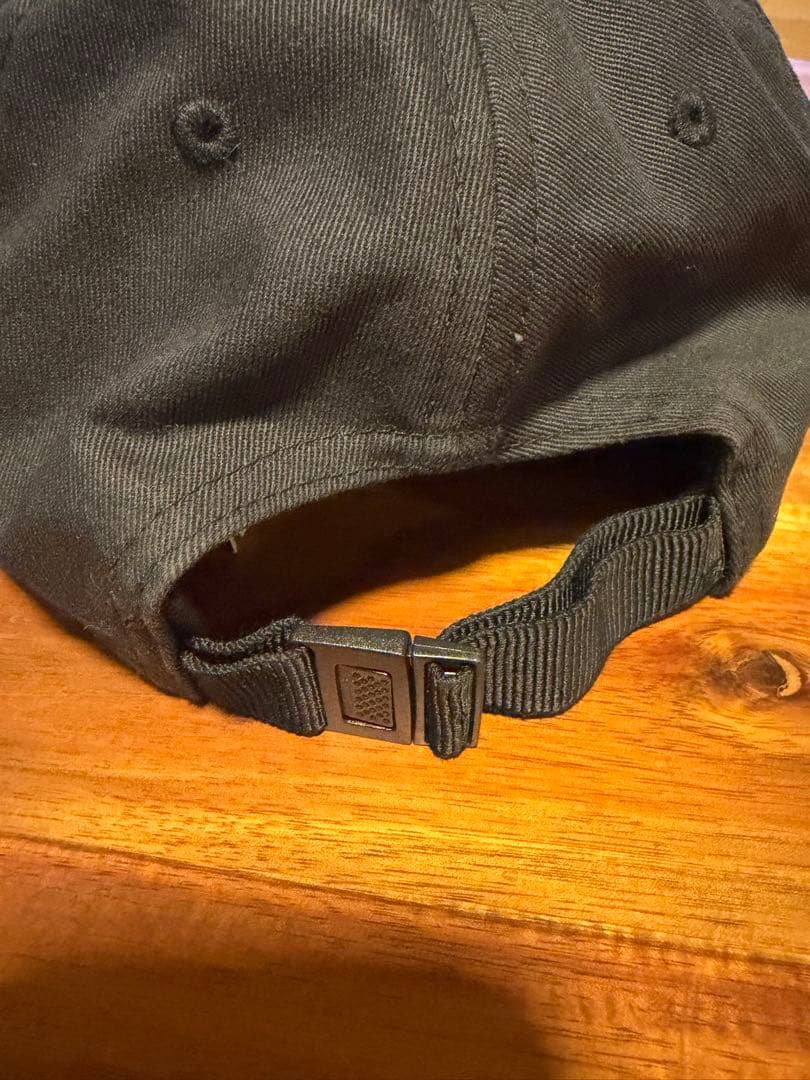 MONCLER ブラックキャップ　縦ロゴ刺繍