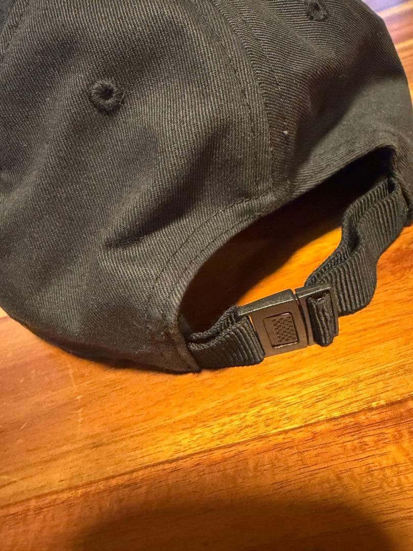 MONCLER ブラックキャップ　縦ロゴ刺繍