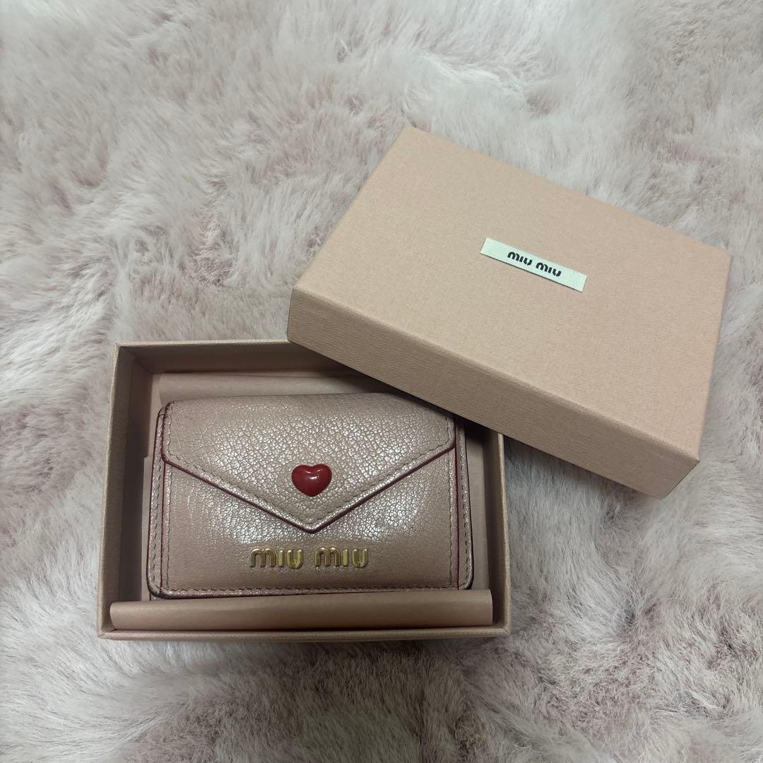 にもmiu miu 財布　マドラスラブレターピンク 三つ折り財布