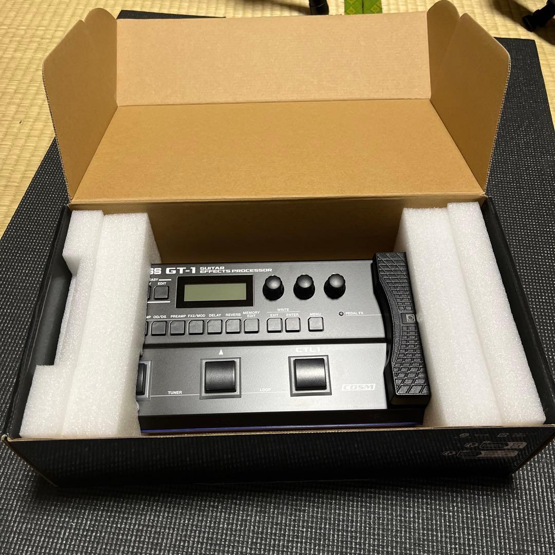 BOSS GT-1 ギターエフェクターとシールド