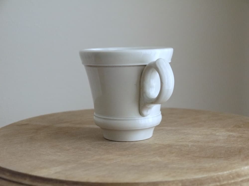 フランスアンティーク 枯れたクレイユモントローの白いブリュロ コーヒーカップ