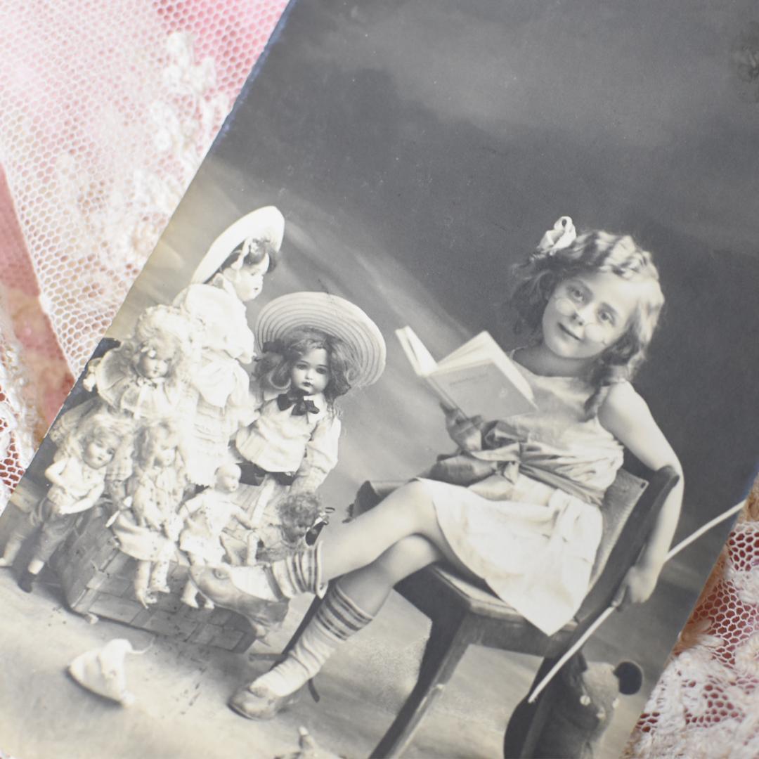 *アンティークポストカード　お人形に読み聞かせをする可愛い少女