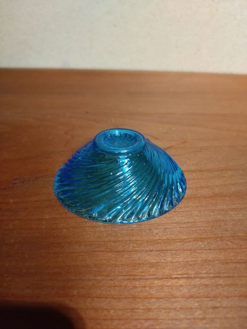 明治青ガラス 斜め捻じ紋 盃 猪口