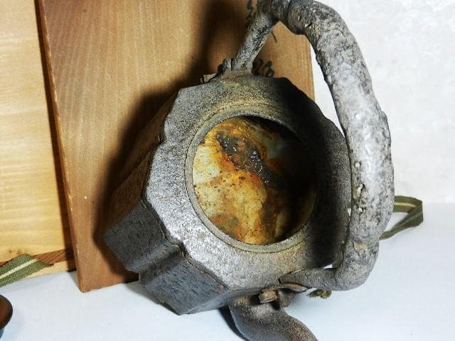 破れ尾垂型六角鉄瓶　銘『胴「仁左エ門」／銅蓋裏「晴寿造」』（７５０㏄、１．３㎏）