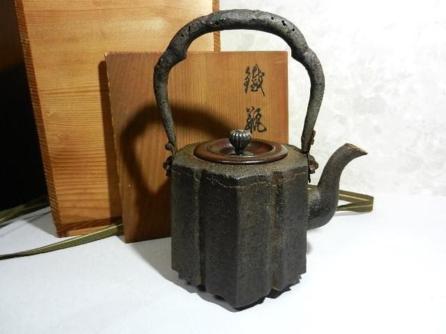 破れ尾垂型六角鉄瓶　銘『胴「仁左エ門」／銅蓋裏「晴寿造」』（７５０㏄、１．３㎏）