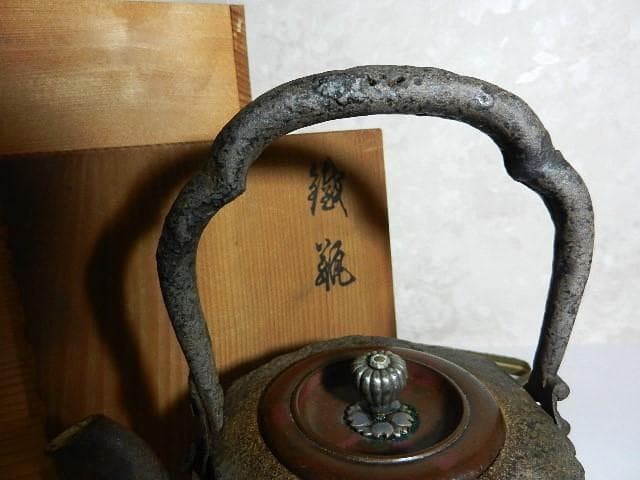 破れ尾垂型六角鉄瓶　銘『胴「仁左エ門」／銅蓋裏「晴寿造」』（７５０㏄、１．３㎏）