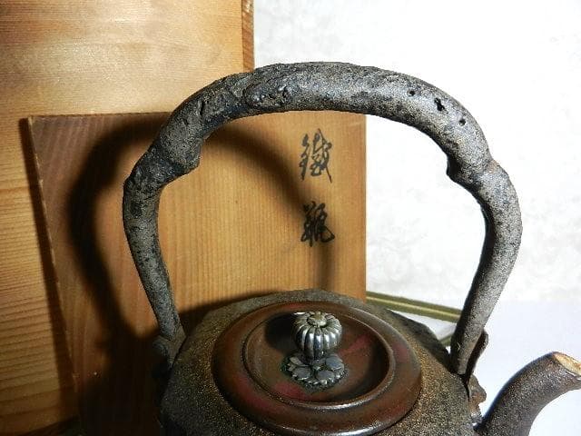 破れ尾垂型六角鉄瓶　銘『胴「仁左エ門」／銅蓋裏「晴寿造」』（７５０㏄、１．３㎏）