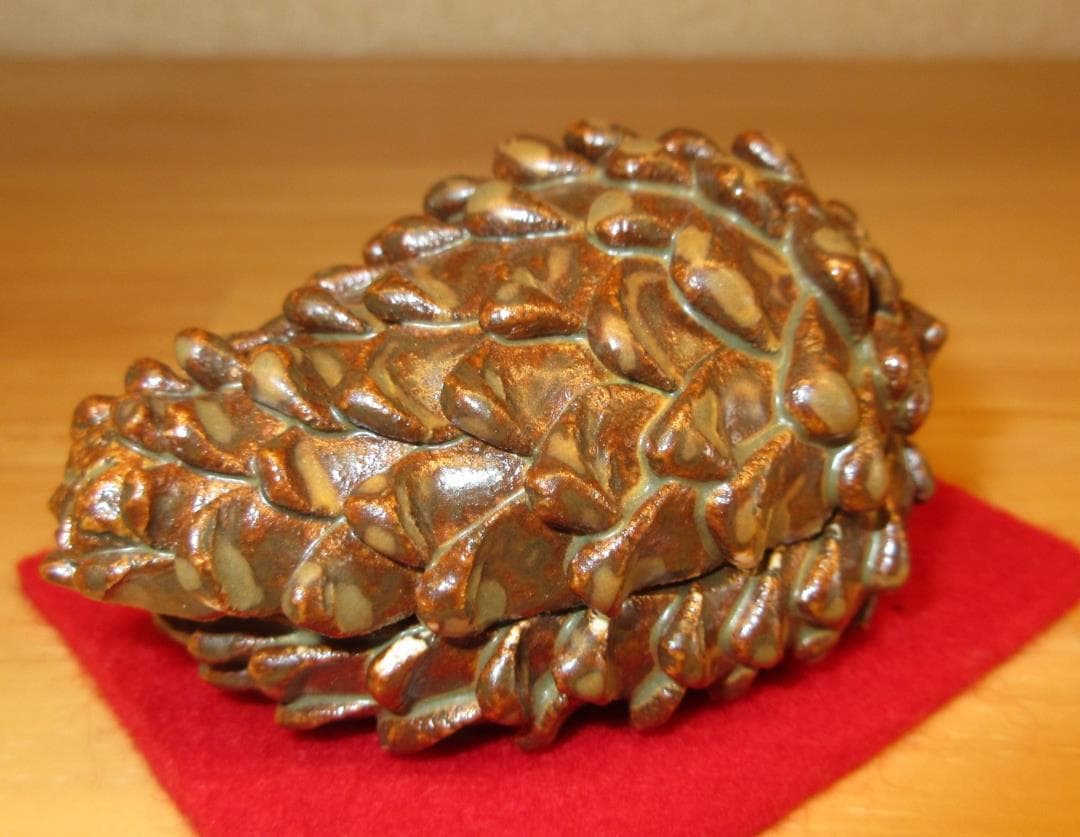 送料込【逢絢亭】茶道具 香合 美濃焼 松毬香合 柴田好寛 共箱入り