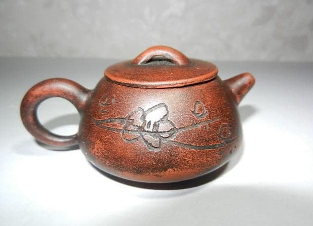 宜興三足紫砂壷（底款「盤君製陶」、高さ４ｃｍ、幅幅８．５ｃｍ、容量３５ｃｃ）