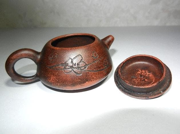 宜興三足紫砂壷（底款「盤君製陶」、高さ４ｃｍ、幅幅８．５ｃｍ、容量３５ｃｃ）